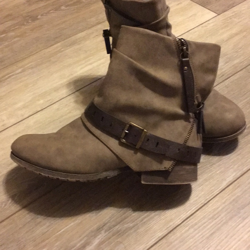 Super trendy moto style Austin Trading Co boots